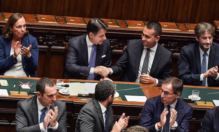 El primer ministro italiano, Giuseppe Conte, estrecha la mano de Luigi Di Maio, líder del M5S y ministro de Exteriores. (Andreas SOLARO/AFP)