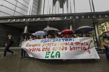 Concentración frente al Palacio de Justicia de Gasteiz. (Jaizki FONTANEDA/FOKU)