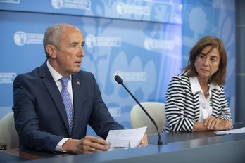 Josu Erkoreka junto a Cristina Uriarte en la rueda de prensa. (IREKIA)