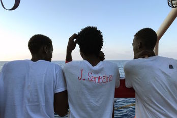 Tres migrantes sudaneses rescatados el pasado 12 de agosto por el buque Ocean Viking en el Mediterráneo. (Anne CHAON/AFP)