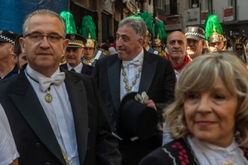 Ediles con trajes oficiales en la procesión de San Fermín. (Lander F. ARROYABE/FOKU)