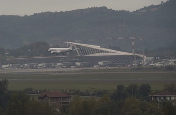 Avión aterriza en la pista de Loiu. (Luis JAUREGIALTZO | FOKU)