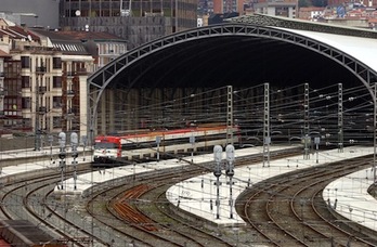 Convoy de Renfe abandona la estación de Abando. (Luis JAUREGIALTZO | FOKU)