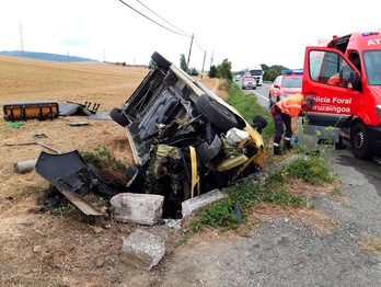 Estado en el que ha quedado el coche accidentado. (FORUZAINGOA)