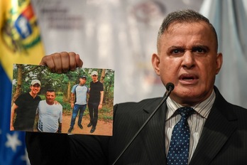 El fiscal general de Venezuela, Tarek William Saab, muestra las imágenes de Guadió posando con dos paramilitares colombianos. (Federico PARRA / AFP)