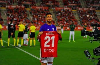 Aduriz fue homenajeado antes y durante el partido en Mallorca. (Miquel BORRAS / LA OTRA FOTO)