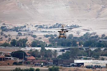 Un helicóptero transporta a Benjamin Netanyahu tras la reunión ministerial en el Valle del Jordán.(Amir COHEN/AFP)