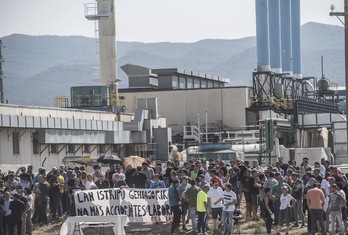 Concentración este mediodía ante la entrada a Viscofan. (Jagoba MANTEROLA | FOKU)