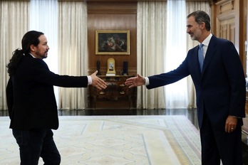 Pablo Iglesias (UP), con Felipe VI este mediodía. (Sebastián MARISCAL | POOL EFE)