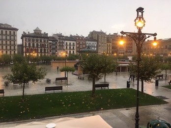 Farolas encendidas en la plaza del Castillo durante la fuerte tormenta que ha descargado en Iruñea.