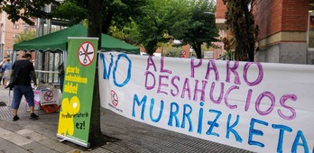 Pancarta colocada por los activistas de Berri Otxoak en Cruces.