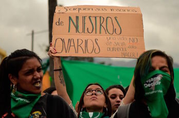 Activistas a favor de la despenalización del aborto se concentraron el martes a las puertas de la Asamblea Nacional ecuatoriana. (Rodrigo BUENDIA/ AFP)