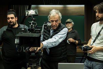 El cineasta griego Cosas-Gavras, en el rodaje de ‘Adults in the room’. 