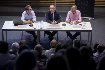 Reunión del Consistorio para explicar la reurbanización de la calle Navas de Tolosa. (AYUNTAMIENTO DE IRUÑEA)