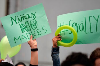 Activistas a favor de la despenalización del aborto se concentraron el martes a las puertas de la Asamblea Nacional ecuatoriana. (Rodrigo BUENDIA/ AFP)