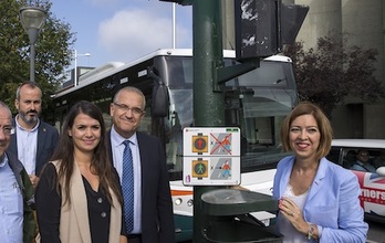 Colocacion del primer pictograma en un paso peatonal con semáforo. (AYUNTAMIENTO DE IRUÑEA)