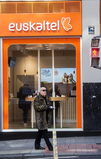 Una tienda de Euskaltel ubicada en Bilbo.(Luis JAUREGIALTZO / FOKU)