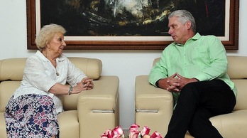 Estela Barnes de Carloto y Miguel Díaz-Canel, en La Habana. (cubaDEBATE.CU / AFP)