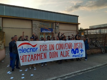 La plantilla de Elecno Telecomunicaciones en frente de la planta de Gasteiz.