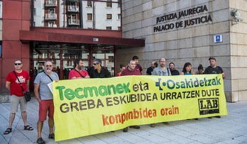 Eibarreko epaitegiaren aurrean egin du protesta LABek. (Luis JAUREGIALTZO/FOKU)