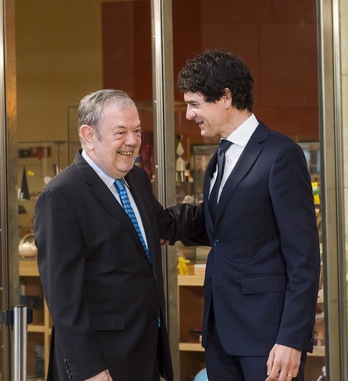 El consejero Azpiazu saluda al diputado general Rementeria en un acto oficial. (Aritz LOIOLA | FOKU)