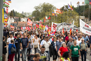 Pentsioen erreformaren kontrako manifestariak Santespirituko zubian. Guillaume FAUVEAU