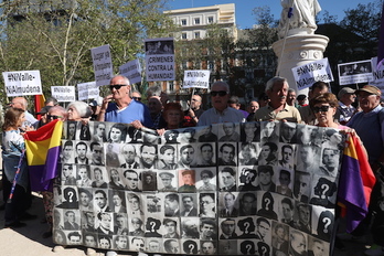 Asociaciones memorialistas se han concentrado frente al Supremo. (J. DANAE / FOKU)