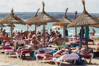 Turistas disfrutando de un día de playa en Palma de Mallorca. (Jaime REINA | AFP)