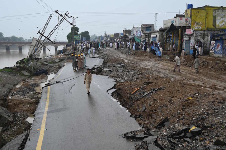 Así ha dejado el terremoto las calles de Mirpur. (Aamir QURESHI / AFP)