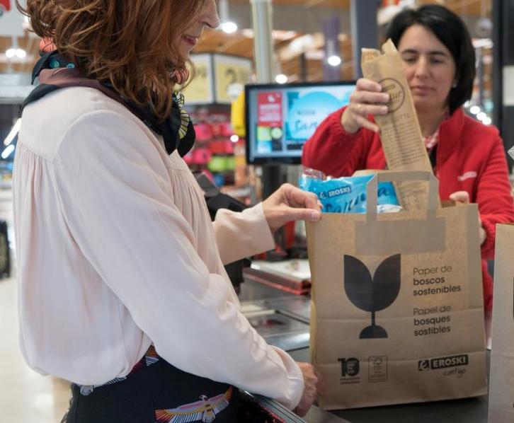 Eroski ya utiliza bolsas de papel como alternativa a las de plástico. (EROSKI)