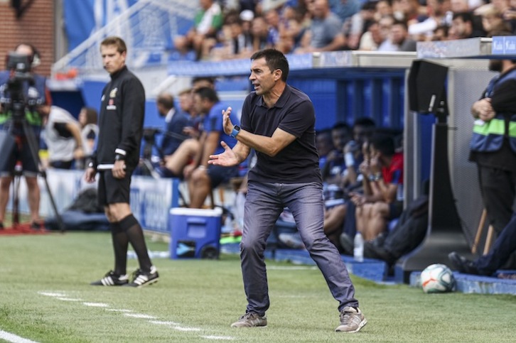Asier Garitano dirigiendo a su equipo en el partido frente al Levante. (Endika PORTILLO / FOKU)