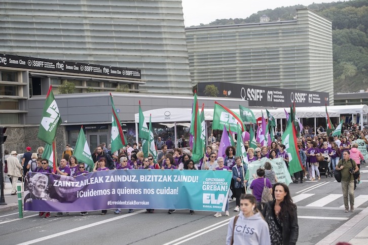 La marcha, pasando ante la sede principal de Zinemaldia. (Juan Carlos RUIZ | FOKU)