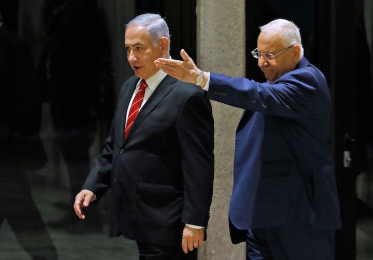 El presidente israelí, Reuven Rivlin, acompaña a Benjamin Netanyahu. (Menahem KAHANA) 