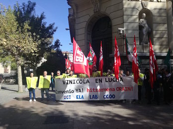 Concentración de los sindicatos frente a la sede de SEA. (NAIZ)