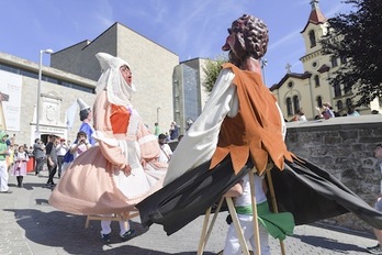 Baile de los gigantes de Alde Zaharra tras el cohete San Fermín Txikito. (Idoia ZABALETA/FOKU)