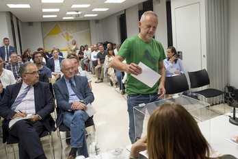 Echverría y Maya observan a Campion durante la segunda votación que decantó la balanza a favor del alcalde del Valle de Ollo. (Iñigo URIZ/FOKU)