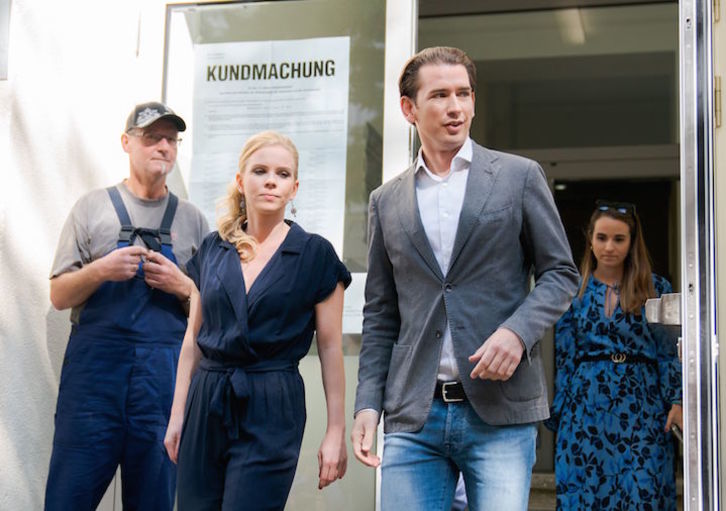 El candidato del FPO y canciller austriaco Sebastian Kurz sale del colegio electoral. (Georg HOCHMUTH /AFP)