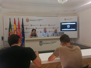 Marian Aldaia, Joseba Asiron y Joxe Abaurrea han comparecido en el Ayuntamiento de Iruñea. (@MartxeloDiaz)