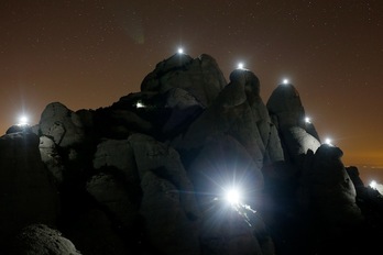 Luces en Monserrat al amanecer de este 1 de Octubre muy especial en Catalunya. (Pau BARRENA | AFP)