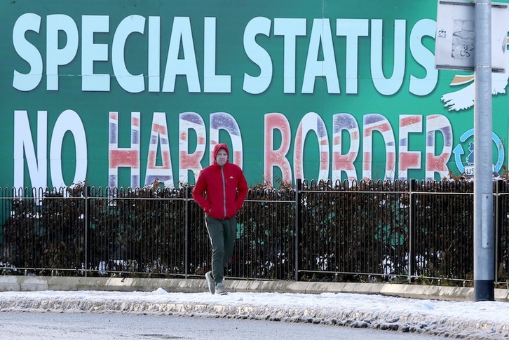  Mural de rechazo al restablecimiento de la frontera en Irlanda.(PAUL FAITH/AFP)