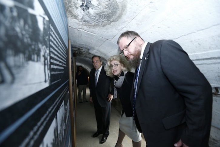 Momento de la inauguración de la exposición, hoy en Gernika. (Aritz LOIOLA/FOKU)