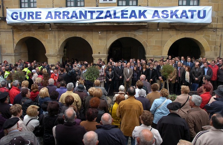 Una de las concentraciones por la libertad de los marineros, en Bermeo en 2009. (Imanol OTEGI | AFP)