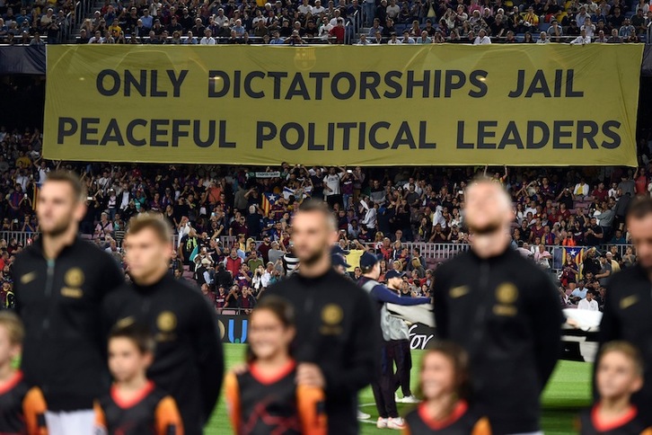 «Solo las dictaduras encarcelan a líderes políticos pacíficos», en el Camp Nou. (Josep LAGO | AFP)