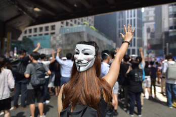 Una joven con una máscara se une a las protestas contra la prohibición del uso de máscaras en las manifestaciones. (Nicolas ASFOURI/AFP)