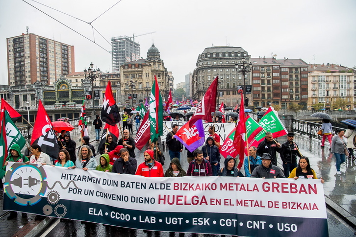 Cabeza de la manifestación a su llegada al puente del Arenal. (Luis JAUREGIALTZO | FOKU)