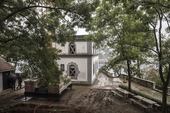 La grúa ya ha sido montada junto al edificio. (Jagoba MANTEROLA / FOKU)