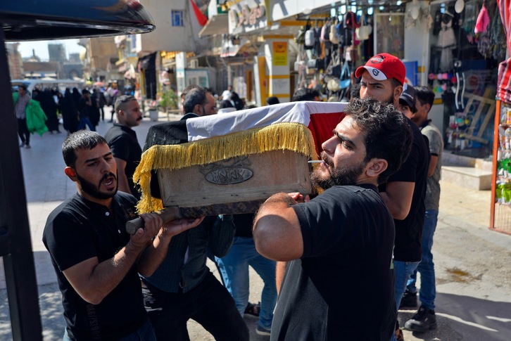 Trasladan el féretro con los restos de un muerto por la represión de la revuelta en Najaf.(Haidar HAMDANI I AFP) 