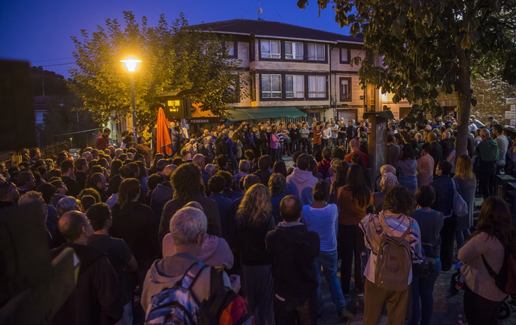 Asamblea popular que tuvo lugar el jueves a la tarde en Larrabetzu. (Luis JAUREGIALTZO | FOKU)