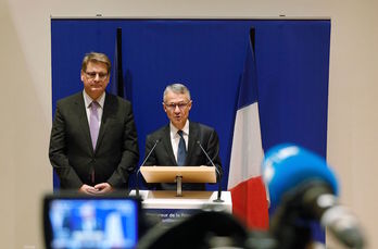El fiscal «antiterrorista», Jean-Francois Ricard, a la derecha, junto al director de la Policía judicial, Christian Sainte. (Geoffroy VAN DER HASSELT / AFP)