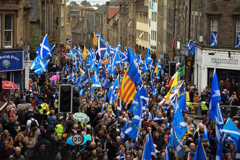 Una multitudinaria manifestación ha recorrido las calles de Edimburgo este sábado a favor de la independencia de Escocia. (Andy BUCHANAN/AFP)